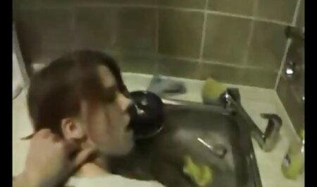 Une masseuse asiatique frotte une bite humide savonneuse dans le bain film porno black complet