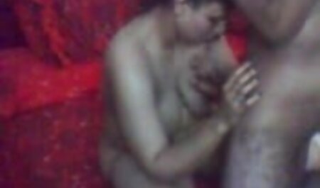 Ébène tatoué caressant dong sur film porno avec femme black ses genoux